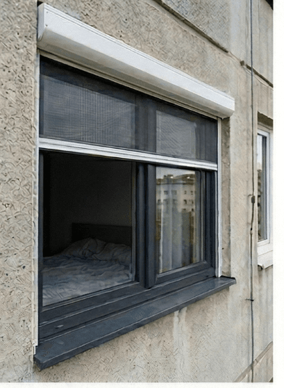 Plasa tantari close-up pe geam PVC alb - detaliu montaj profesional