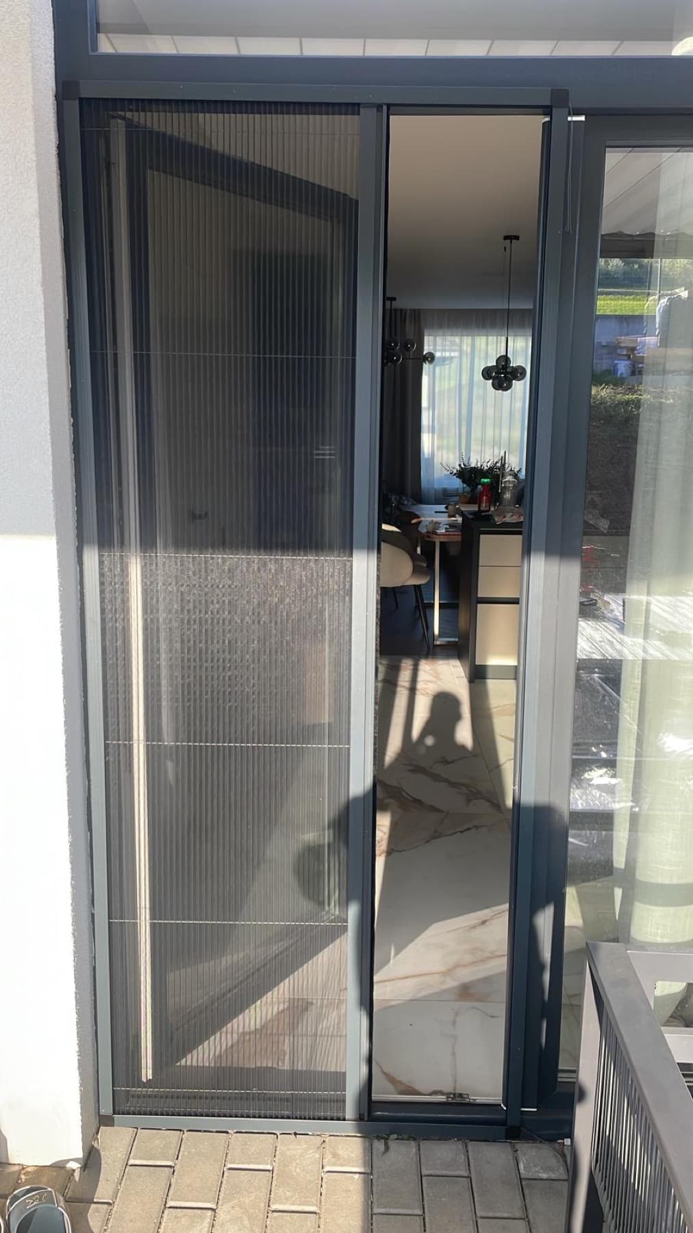 Plasa plisse montata pe usa balcon apartament modern - Cluj