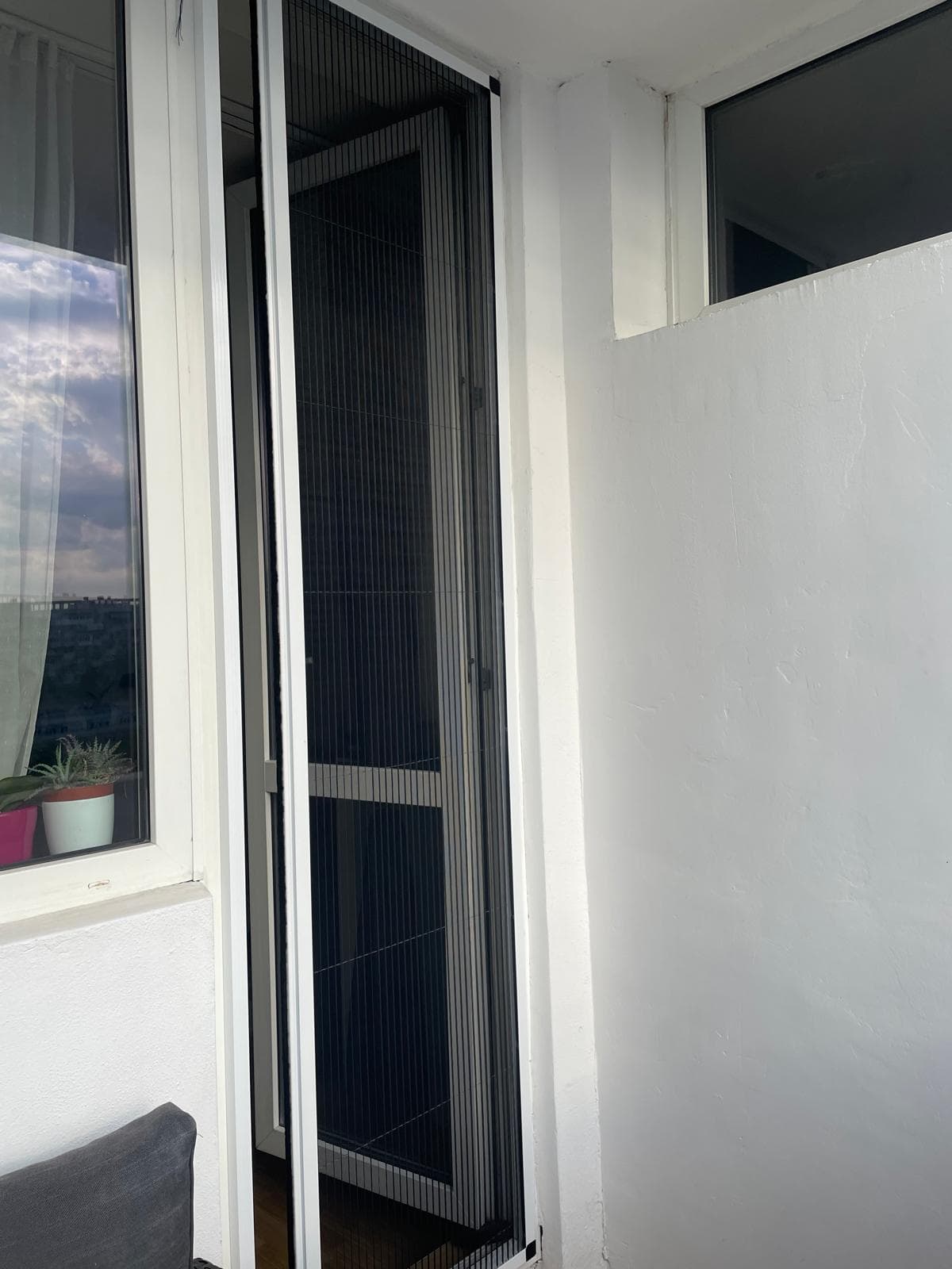 Plasa plisse alba montata pe usa balcon apartament - Cluj-Napoca