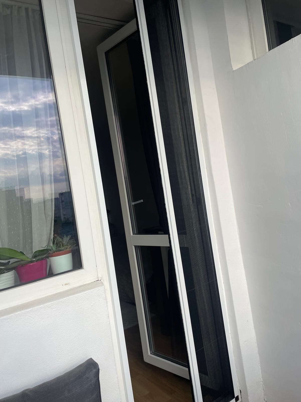 Plasa plisse alba deschisa pe usa balcon - Cluj-Napoca