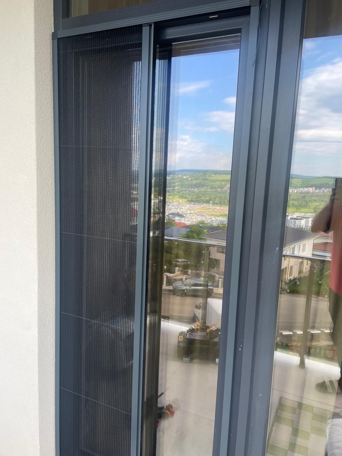 Plasa plisse antracit montata pe usa terasa - vedere peisaj Cluj