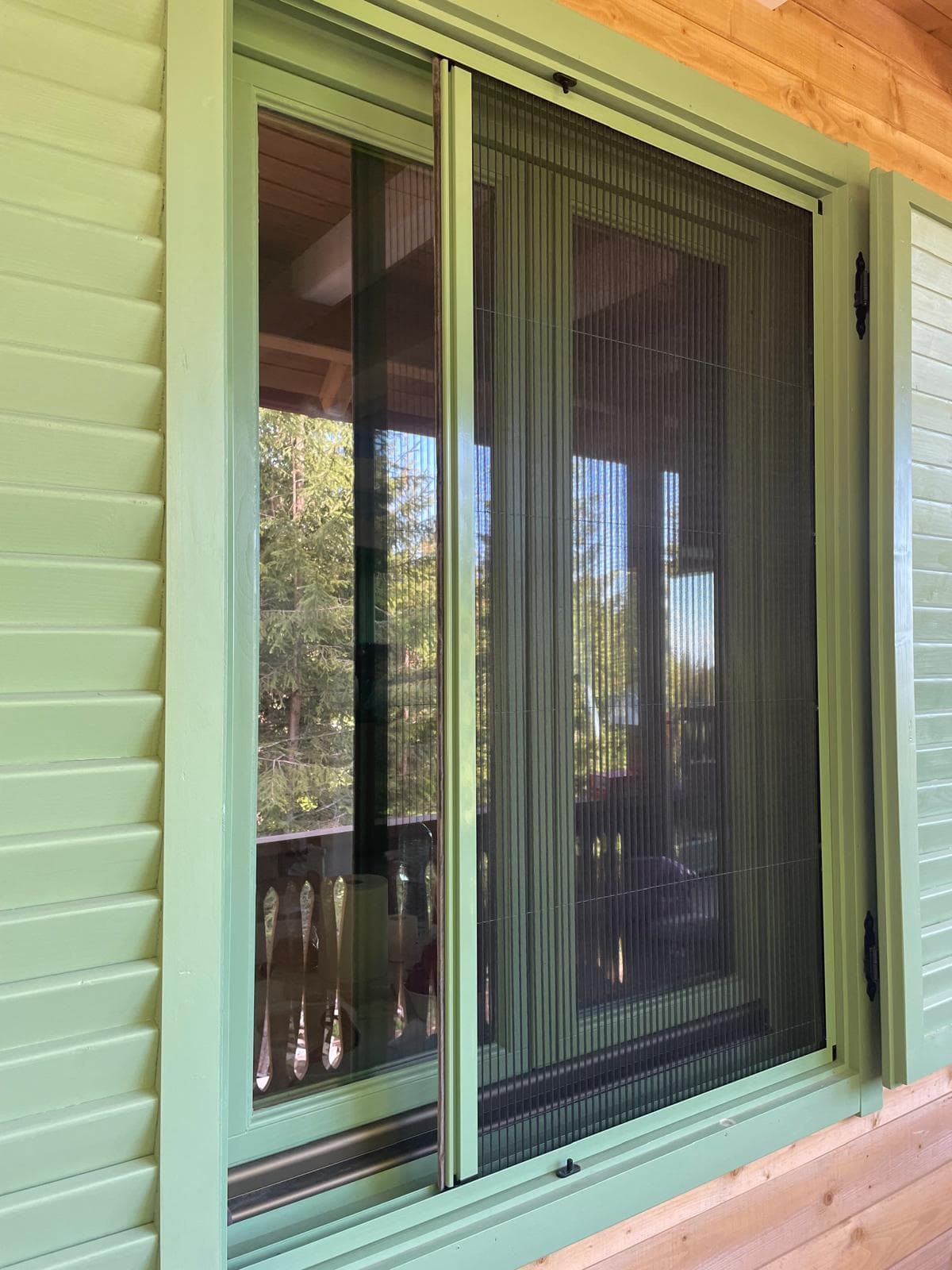 Plase plisse culoare RAL personalizat verde montat pe doua geamuri casa lemn - Cluj-Napoca